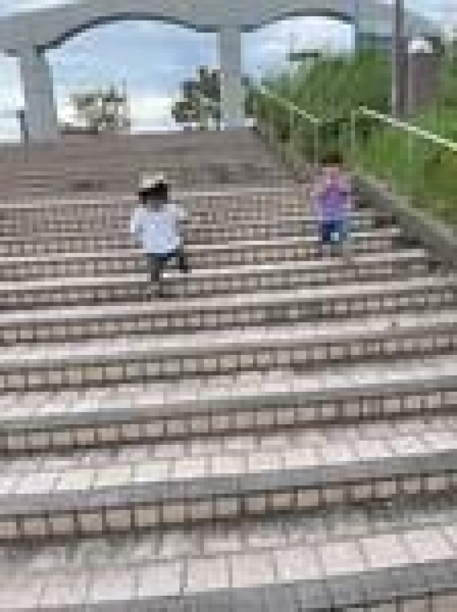 階段をおりる