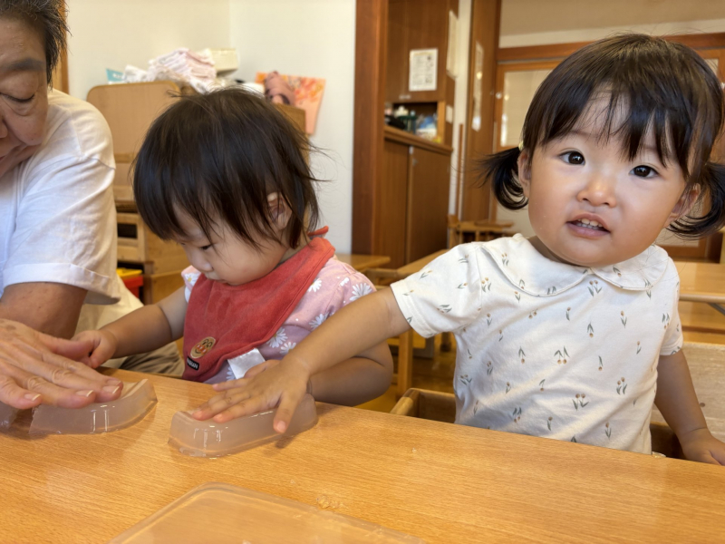 9.3「つるつる、ぶちゅぶちゅ…感触を楽しむ寒天遊び」②