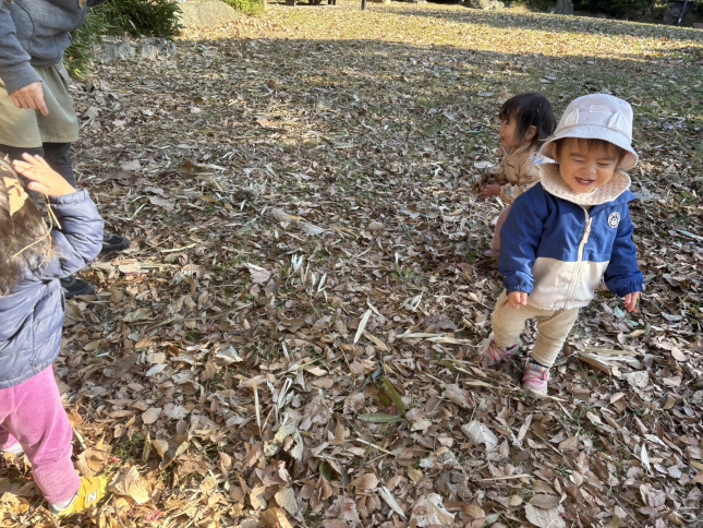 12.8「葉っぱのシャワー！一緒に遊ぶと楽しいね。」①